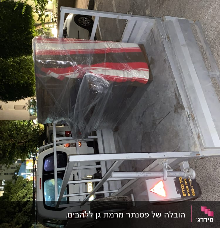 משאית עם מטען עטוף בניילון על עגלה